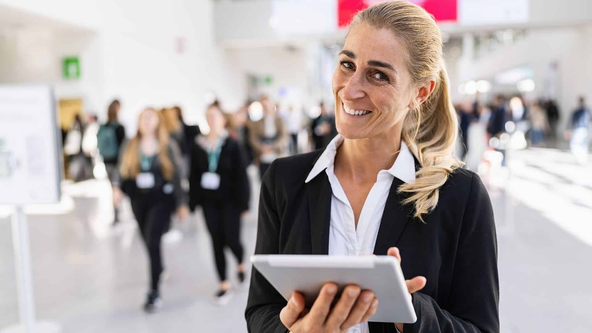 Freundliche Mitarbeiterin auf einer Messe – Professionelles Messetraining für überzeugende Kundengespräche.