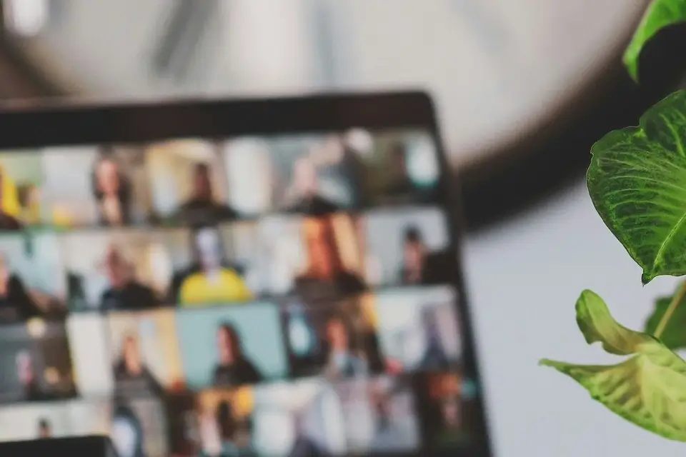 Laptop auf einem Tisch im Wohnzimmer als Symbol für effektives Arbeiten im Homeoffice für Vertriebsteams