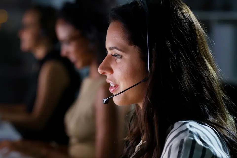 Eine Mitarbeiterin nutzt professionelle Kommunikation Vertriebsinnendienst im Telefonat mit einem Kunden.