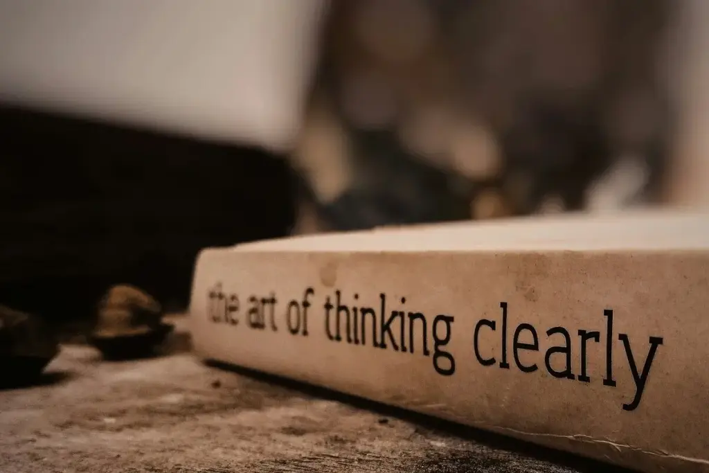 Abstraktes Bild zum Thema Mindset-Fallen und klares Denken im Arbeitsalltag