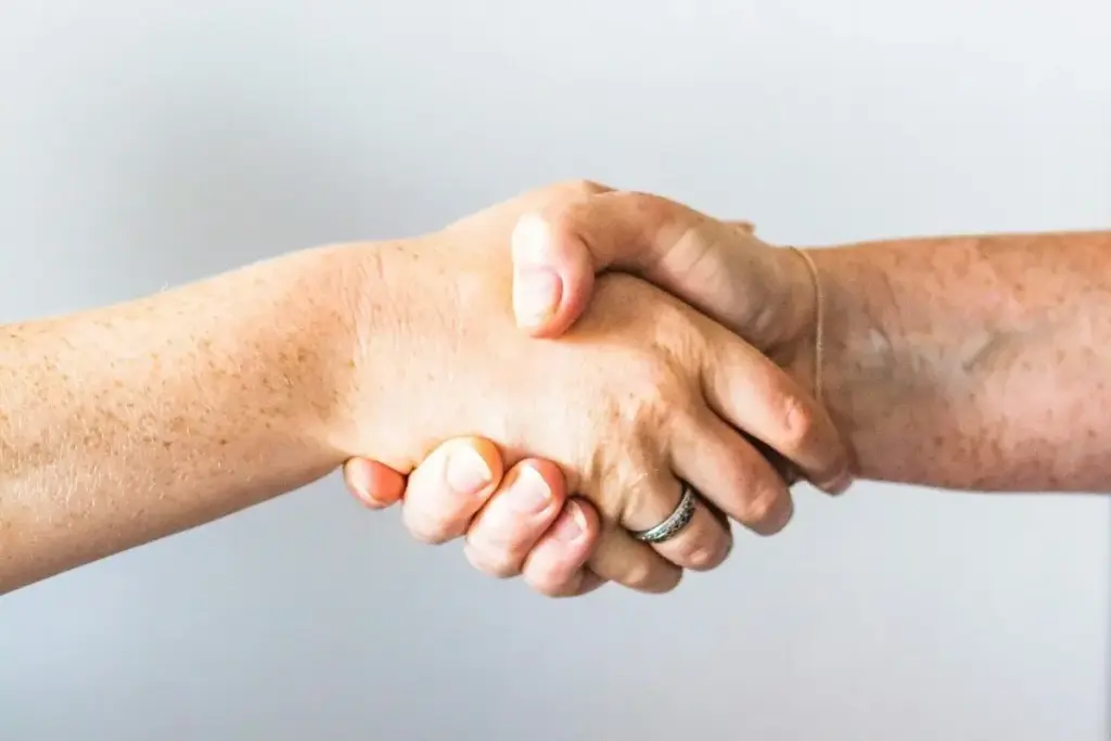 Nonverbale Signale beim Händedruck