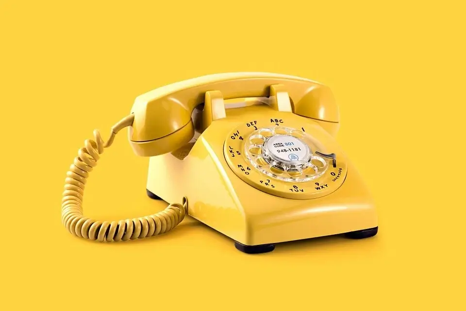 Strategien zur Neukundengewinnung: Altes gelbes Telefon als Symbol für erfolgreiche Telefonakquise