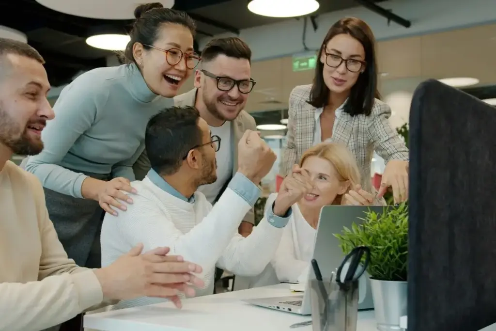 Unternehmenskultur zeigt sich, wenn Mitarbeiter gemeinsam Erfolge feiern