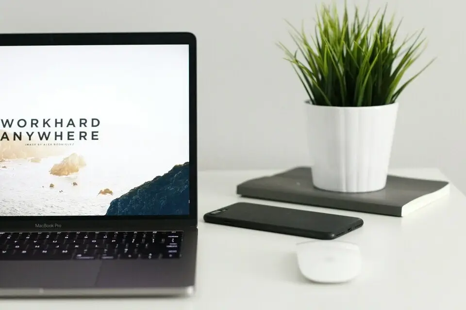 Mobiles Arbeiten und Homeoffice: Laptop am Arbeitsplatz zur Veranschaulichung moderner Vertriebsstrategien.