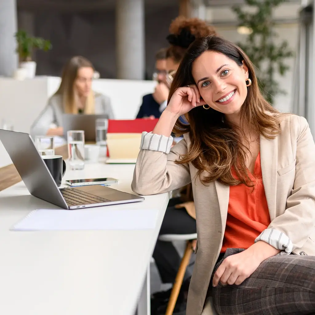 Mitarbeiterin steht für nachhaltiges Vertriebstraining und langfristige Entwicklung von Vertriebsteams bei triup